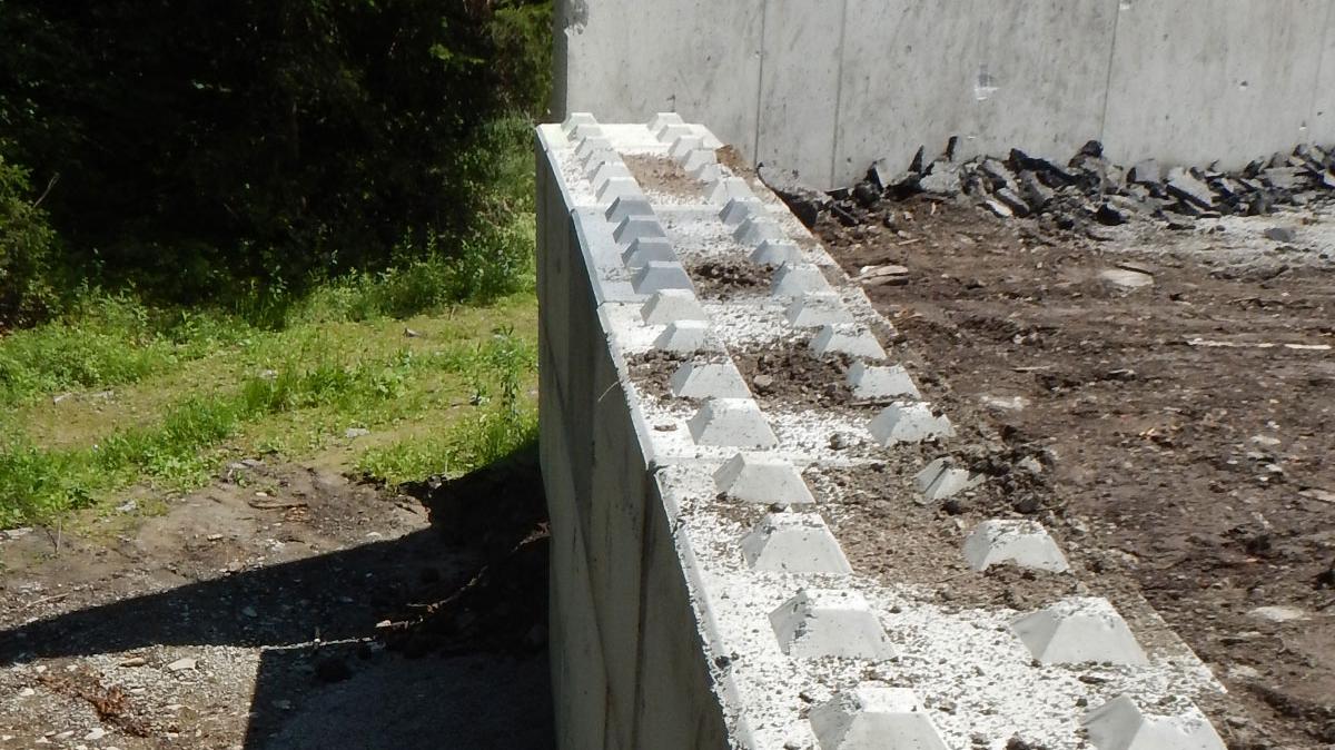 Betonmauer Mit Betonwürfeln von Fiegl Tiefbau